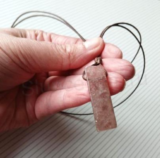 Jahodový křemen – náhrdelník na nastavitelné šňůrce (X2016)