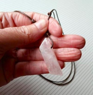 Růženínový náhrdelník na nastavitelné šňůrce (X2017)