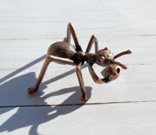 Kovový podstavec mravenec s vykuřovadlem (AE46)