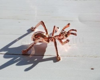 Kovový podstavec mravenec růžový (AE48)