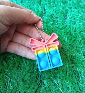 Klíčenka, přívěšek na klíče Fidget s Pop it Toys Krabička s mašlí modrá (D1107)