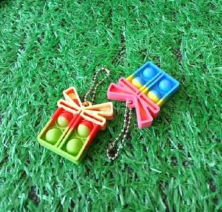 Klíčenka, přívěšek na klíče Fidget s Pop it Toys Krabička s mašlí (D1107)