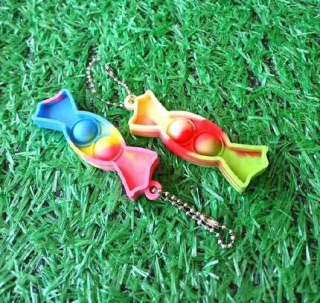 Klíčenka, přívěšek na klíče Fidget s Pop it Toys Bombon (D1109)