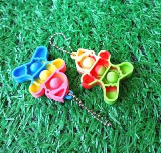 Klíčenka, přívěšek na klíče Fidget s Pop it Toys perníček (D1110)