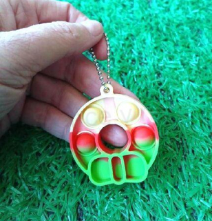 Klíčenka, přívěšek na klíče Fidget s Pop it Toys podkova zelená (D1111)
