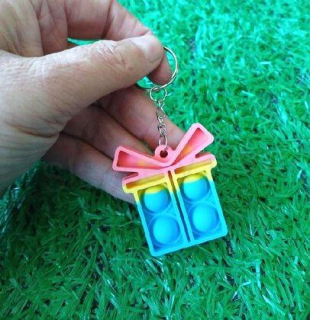 Klíčenka, přívěšek na klíče Fidget s Pop it Toys Krabička s mašlí modrá (D1115)
