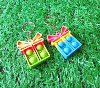 Klíčenka, přívěšek na klíče Fidget s Pop it Toys Krabička s mašlí (D1115)