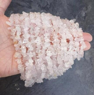 Růženín | křemenné zlomky 5 - 8 mm, šňůra 79 - 81 cm světlý (X2025)