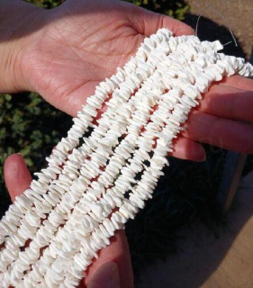 Minerální bílé korálky z mušlí, šňůra cca 19 cm | sekané (X2026)