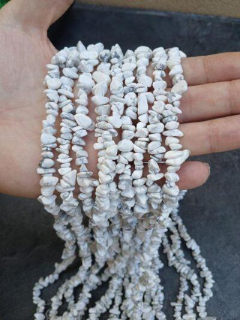  Howlite zlomky 4 - 10 mm, šňůra cca 80 - 81 cm (X2029)