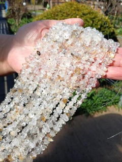 Křišťál | křemen s limonitem zlomky 5 - 8 mm, šňůra cca 80 cm (X2030)