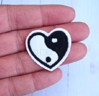 Nášivka, nažehlovačka srdce Jin a Jang 3,5 cm (C754)