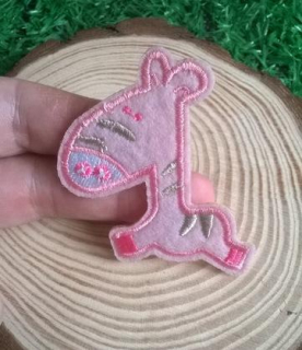 Nášivka, nažehlovačka koník růžový 6,6 x 4,7 cm (C774)