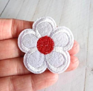 Nášivka kytička bílá 5,3 x 5,4 cm (C801)