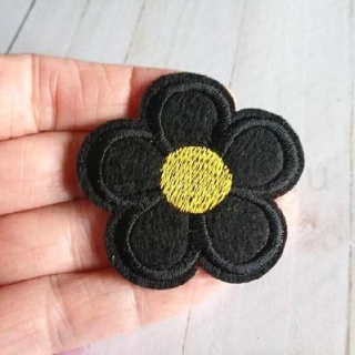 Nášivka kytička černá 5,3 x 5,4 cm (C802)