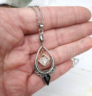 Řetízkový náhrdelník se zirkonem a ozdobou (BD914)