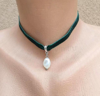 Náhrdelník choker sametový s perlou zelený (BD926)