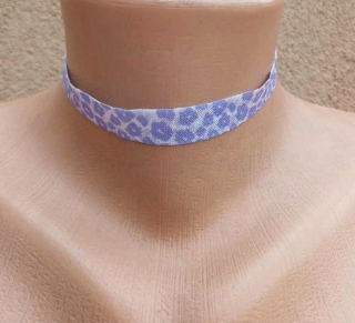 Náhrdelník choker kytičkovaný pružný krátký fialový (BD933)