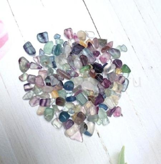 Fluorit zlomky 6 - 16 mm, bez díry 10 g (X2062)