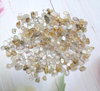 Zlaté rutil zlomky v křišťálu 4 - 14 mm, bez díry 10 g (X2064)