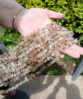 Rutil zlomky 6 - 14 mm, šňůra cca 79 - 81 cm (X2069)