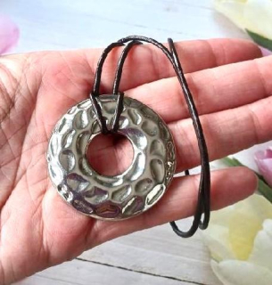 Náhrdelník s nerezovým donutem na kožené šňůrce (BD962)