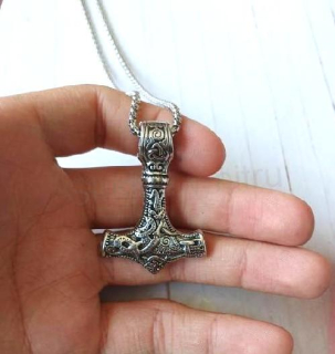 Nerezový náhrdelník s přívěskem Thorovo kladivo (BD982)