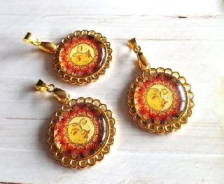 Přívěsek slunce velikost 4,2 x 2,6 cm (AA384)