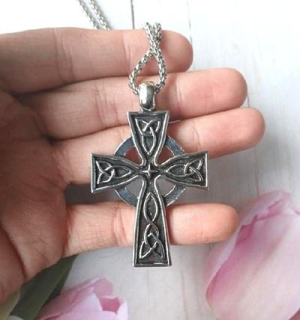 Nerezový náhrdelník s přívěskem kříž Triquetra (BD984)
