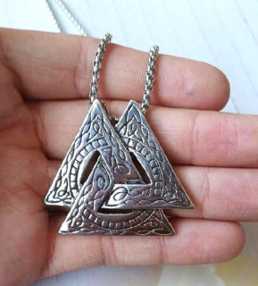 Nerezový náhrdelník s přívěskem vikinský trojúhelník (BD986)