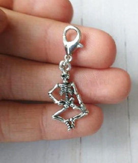 Přívěsek kostlivec s karabinkou 37 x 13 mm (AA406)