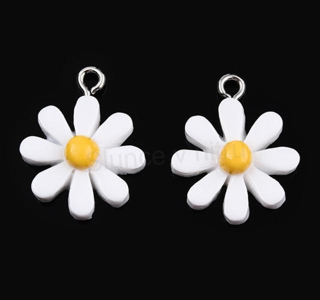 Přívěsek z pryskyřice kytička bílá 22 x 17 mm (AA417)