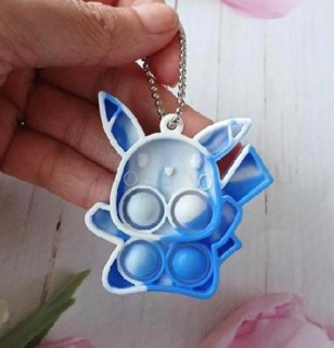 Klíčenka, přívěšek na klíče Fidget s Pop it Toys pikaču bílá, modrá (H704)