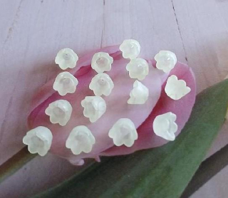 Plastové korálky zvoneček, kytička 7 x 10 mm zelinkavé (AC672)