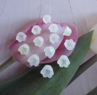 Plastové korálky zvoneček, kytička 7 x 10 mm žlutá (AC679)