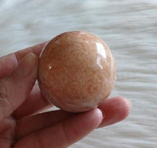 Sluneční kámen koule leštěná 52 mm | 195 g (X2161)