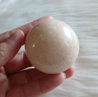 Sluneční kámen koule leštěná 51 mm | 195 g (X2164)