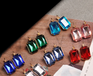 Pozlacené dlouhé krásné náušnice z barevnými kamínky (BB20)