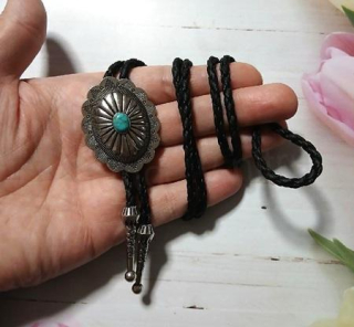 Bolo kravata s ozdobným vzorem a tyrkysovým kamenem (BD1017)