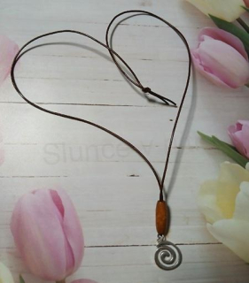 Šňůrkový náhrdelník spirála, dřevo - hovězí kůže (BD1032)