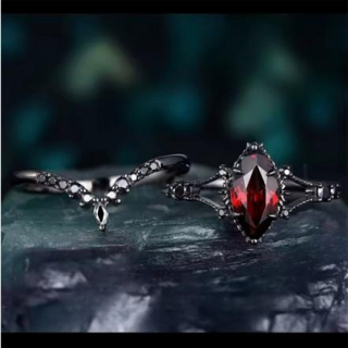 Set 2 prstenů – černozlatý design s červeným zirkonem (BP579)