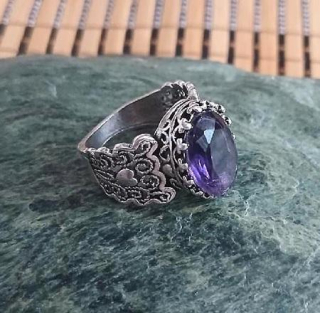 Stříbrný prsten s ametystově fialovým kamenem – více velikostí (BP582)
