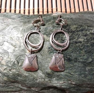 Šroubovací klipsy – ozdobné náušnice v platinové barvě (BB942)