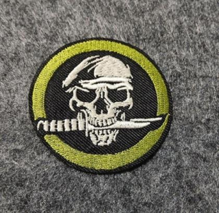 Vektro nášivka – lebka s nožem, 6,5 cm (C857)