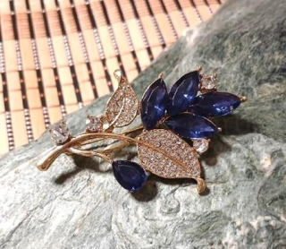 Špendlíková brož kytička s kamínky – zlatá (HB136)