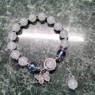 Korálkový náramek s motýlem – čiré kamínky, 8 mm (BC649)