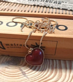 Řetízkový náhrdelník se srdíčkem ve zlaté a červené barvě (BD1041)