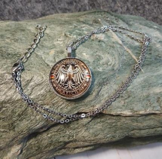 Řetízkový náhrdelník se stylizovanou orlicí – platinová barva (BD1045)