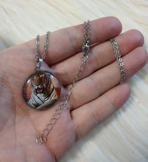 Řetízkový náhrdelník s přívěskem tygra – platinová barva (BD1046)