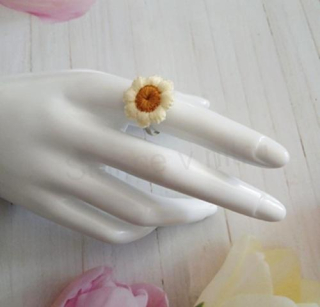 Nastavitelný prsten s bílo‑hnědou kytičkou – velikost 57 (BP596)